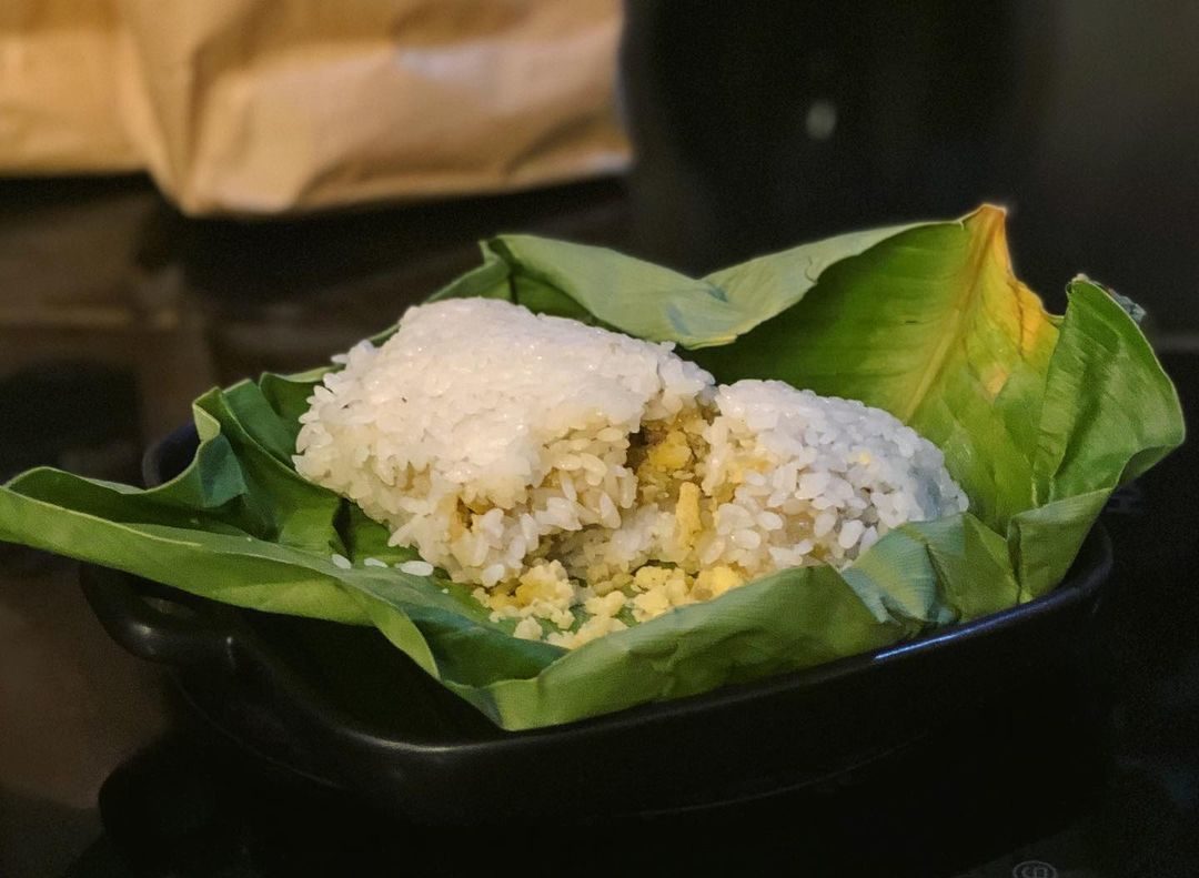 Bánh khúc làm từ bột nếp và rau khúc, nhân đậu xanh, thịt mỡ